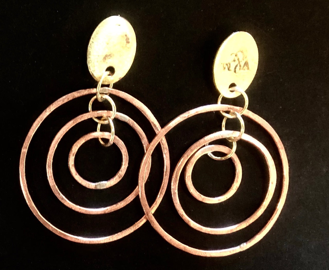 Interlinking triple circle copper