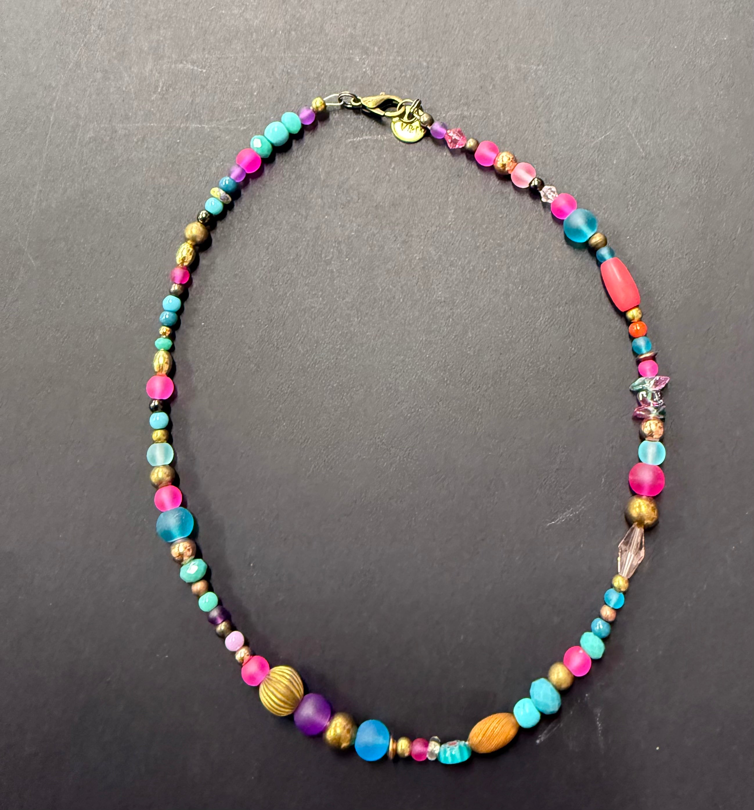 Short glass and metal beads