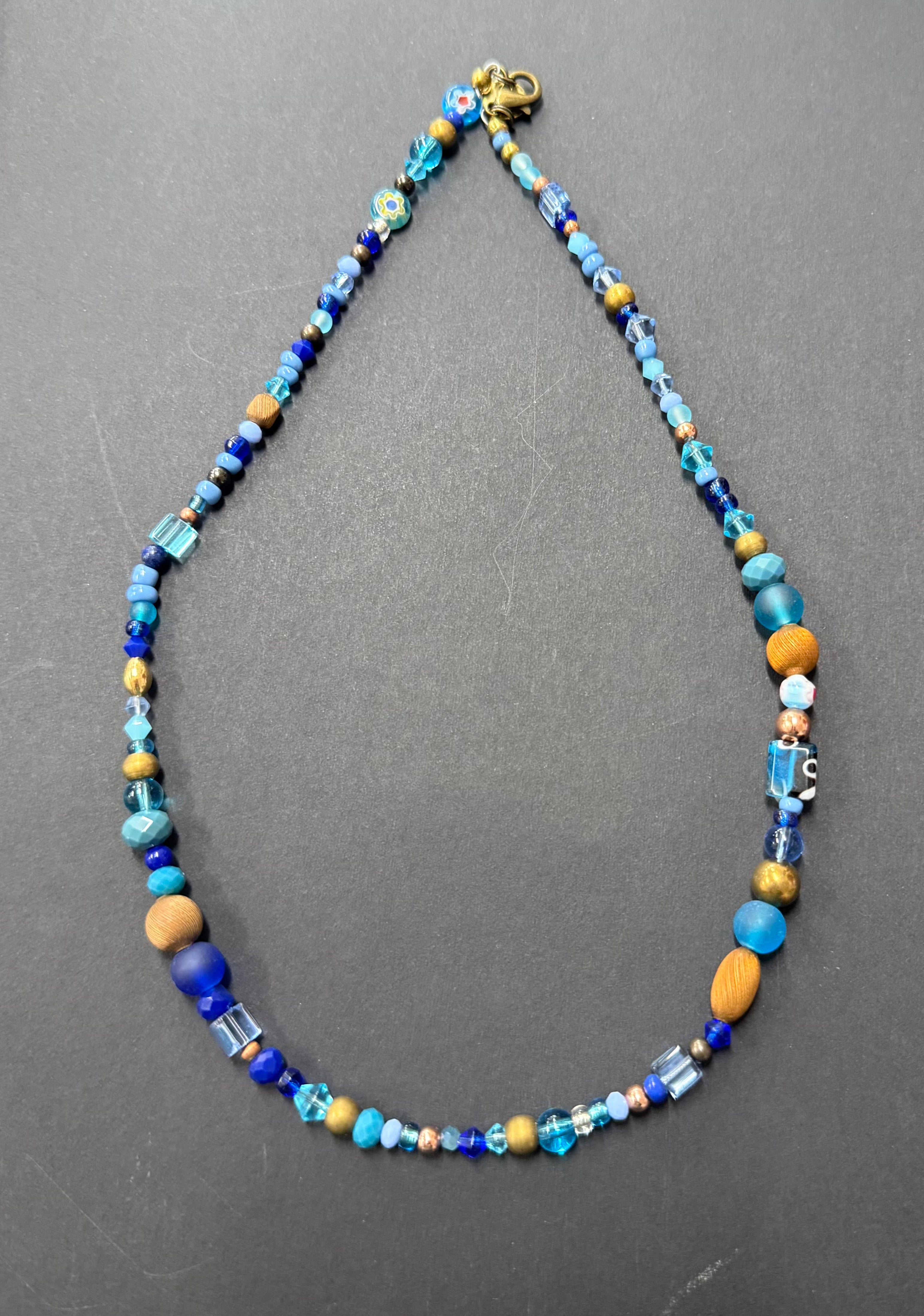 Short glass and metal beads