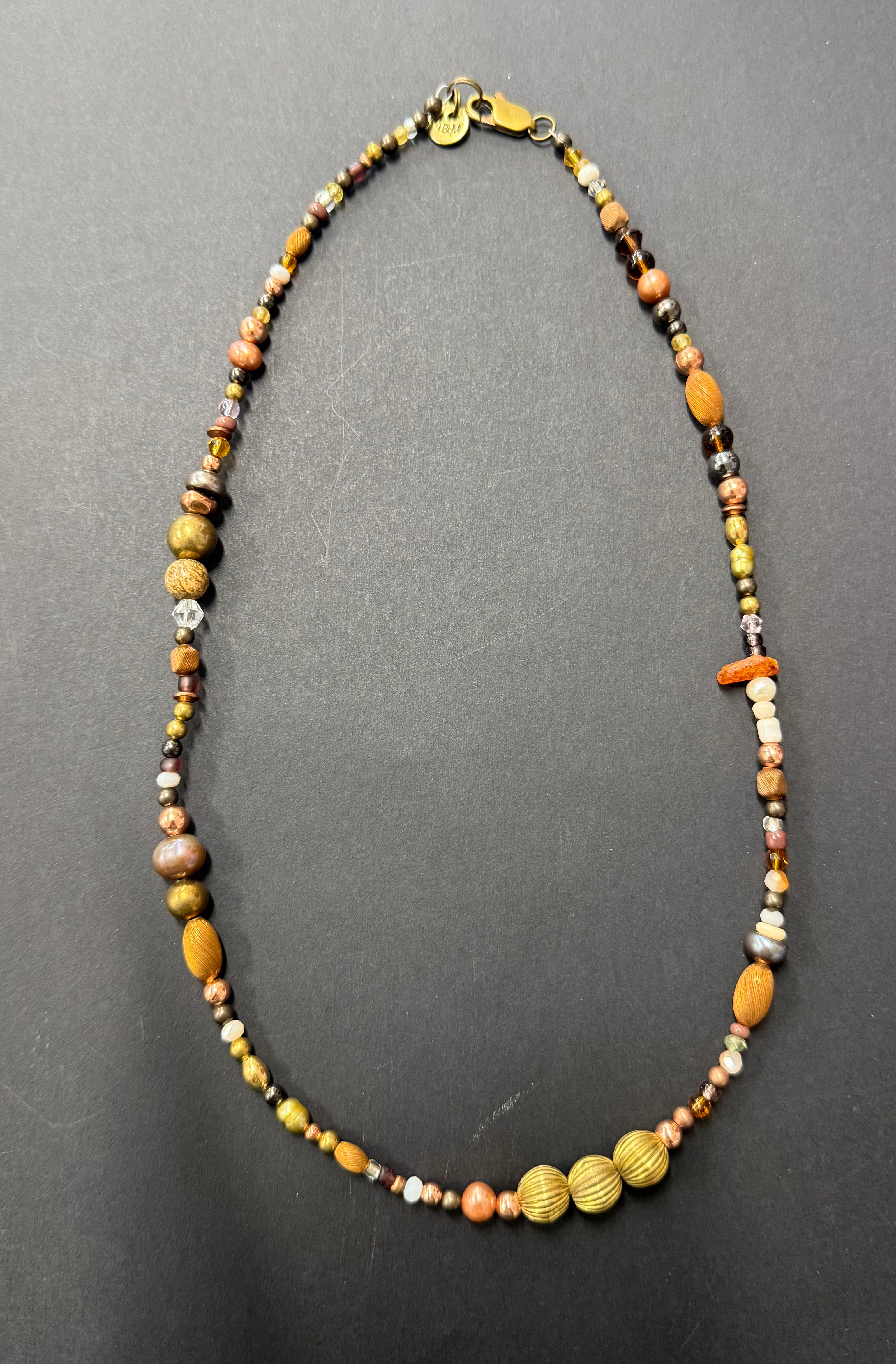 Short glass and metal beads
