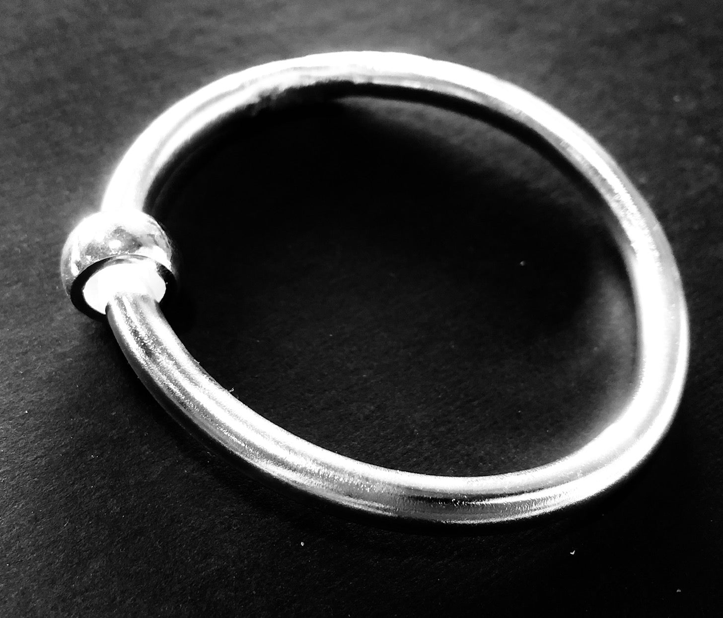 Classic silver bangle with bead