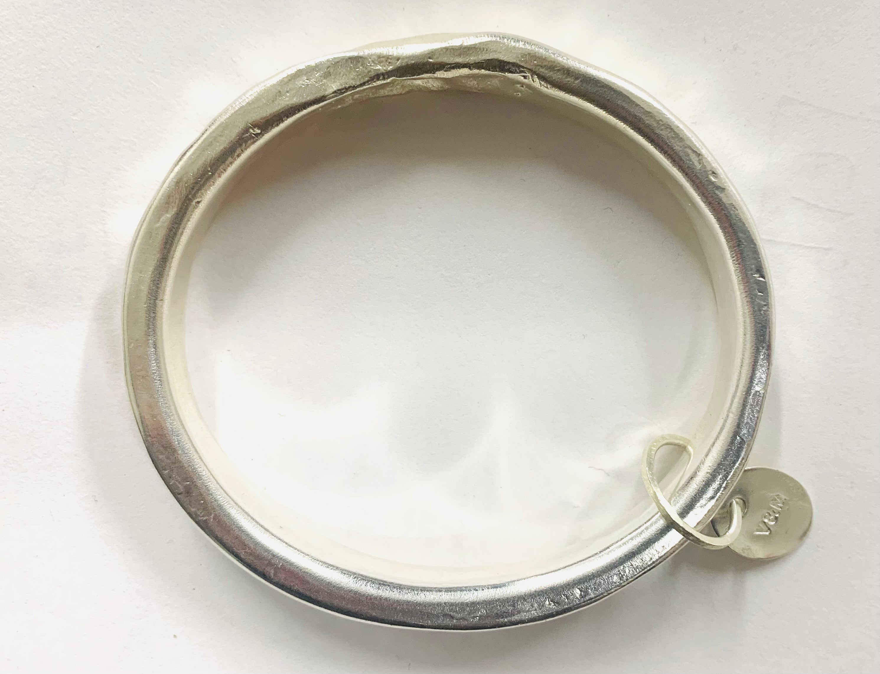 Anvil bangle oval silver